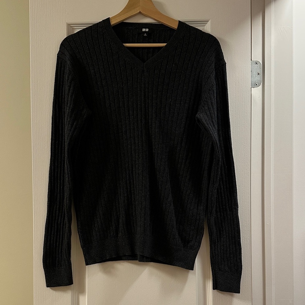 Uniqlo Grey Ribbed V-Neck Cashmere Blend Sweater - Size Medium